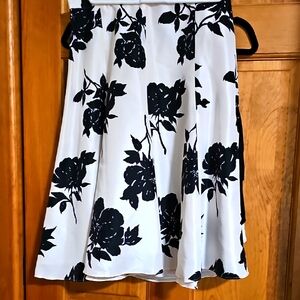 NWOT Banana Republic Black and Cream A-Line Midi Skirt Size 6 100% Silk & Lined